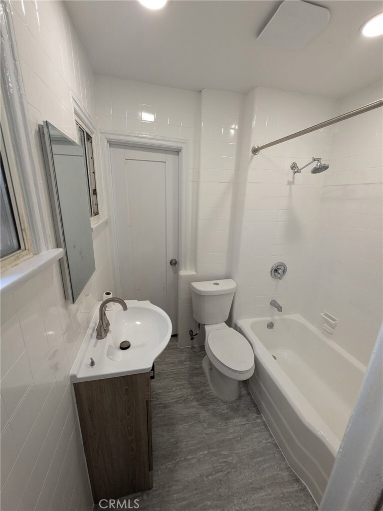 Property Photo: 543 W Olive Street CA 90301
