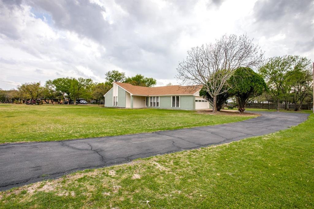 Property Photo:  704 Kings Gate Road  TX 76087 