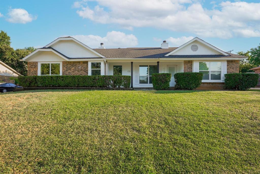 Property Photo: 423 Augustine TX 76039