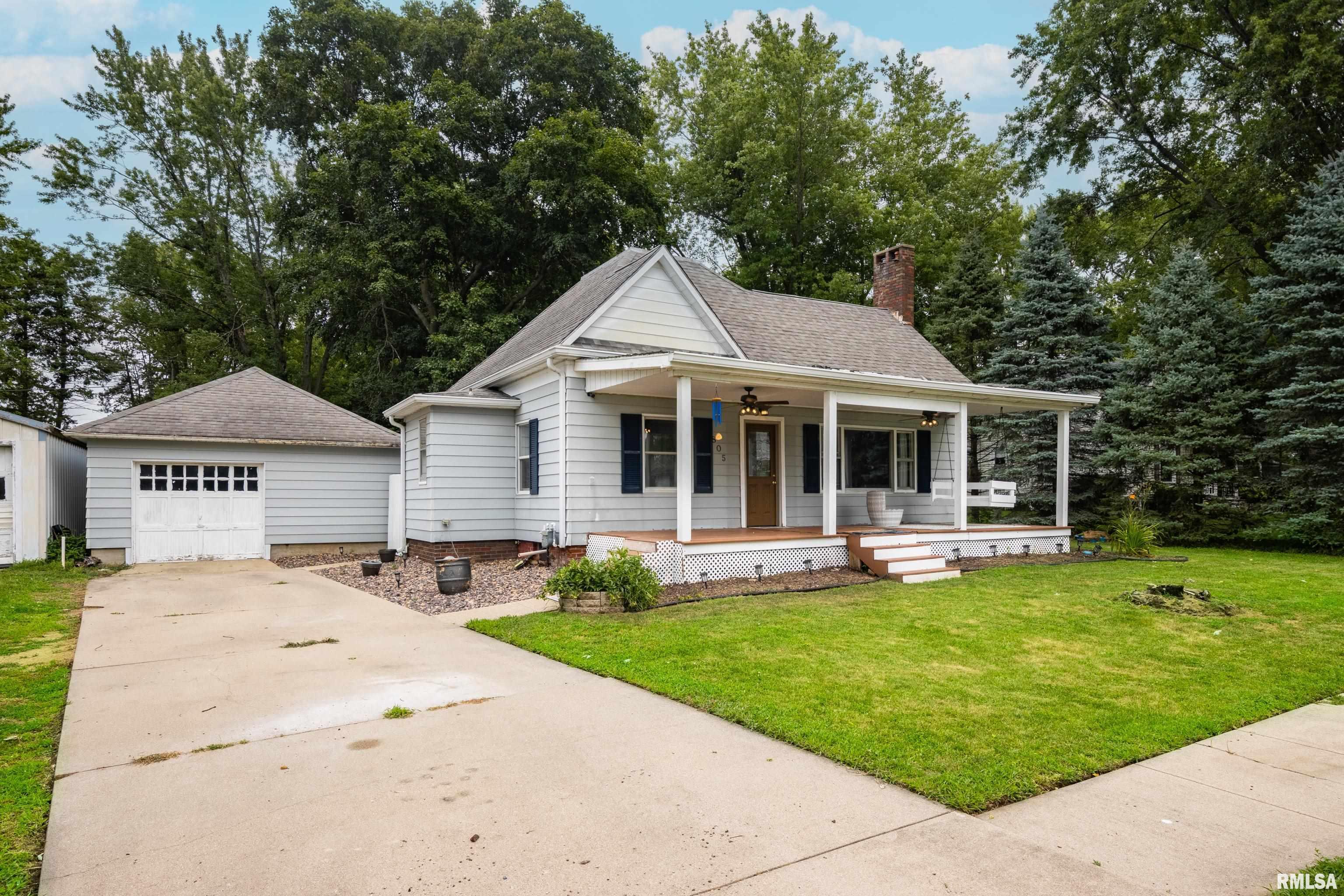 Property Photo: 805 W 3rd Street IL 61734