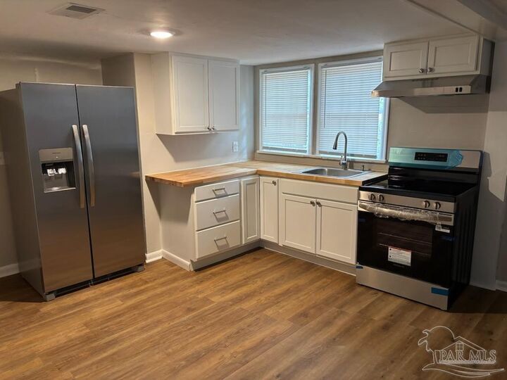 Property Photo: 1100 Wayne Ave FL 32507