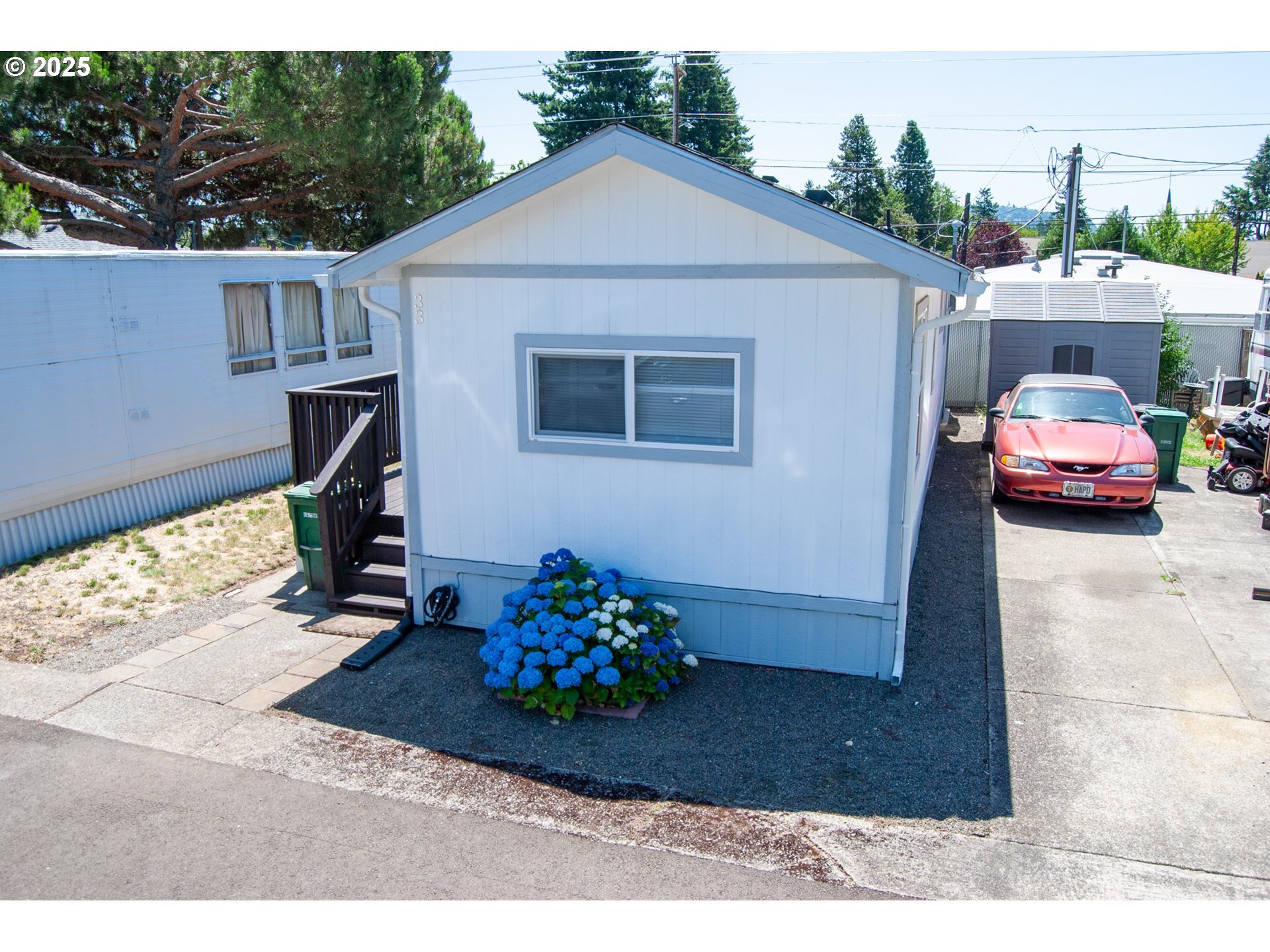 Property Photo: 10901 SE Powell Blvd 33 OR 97266