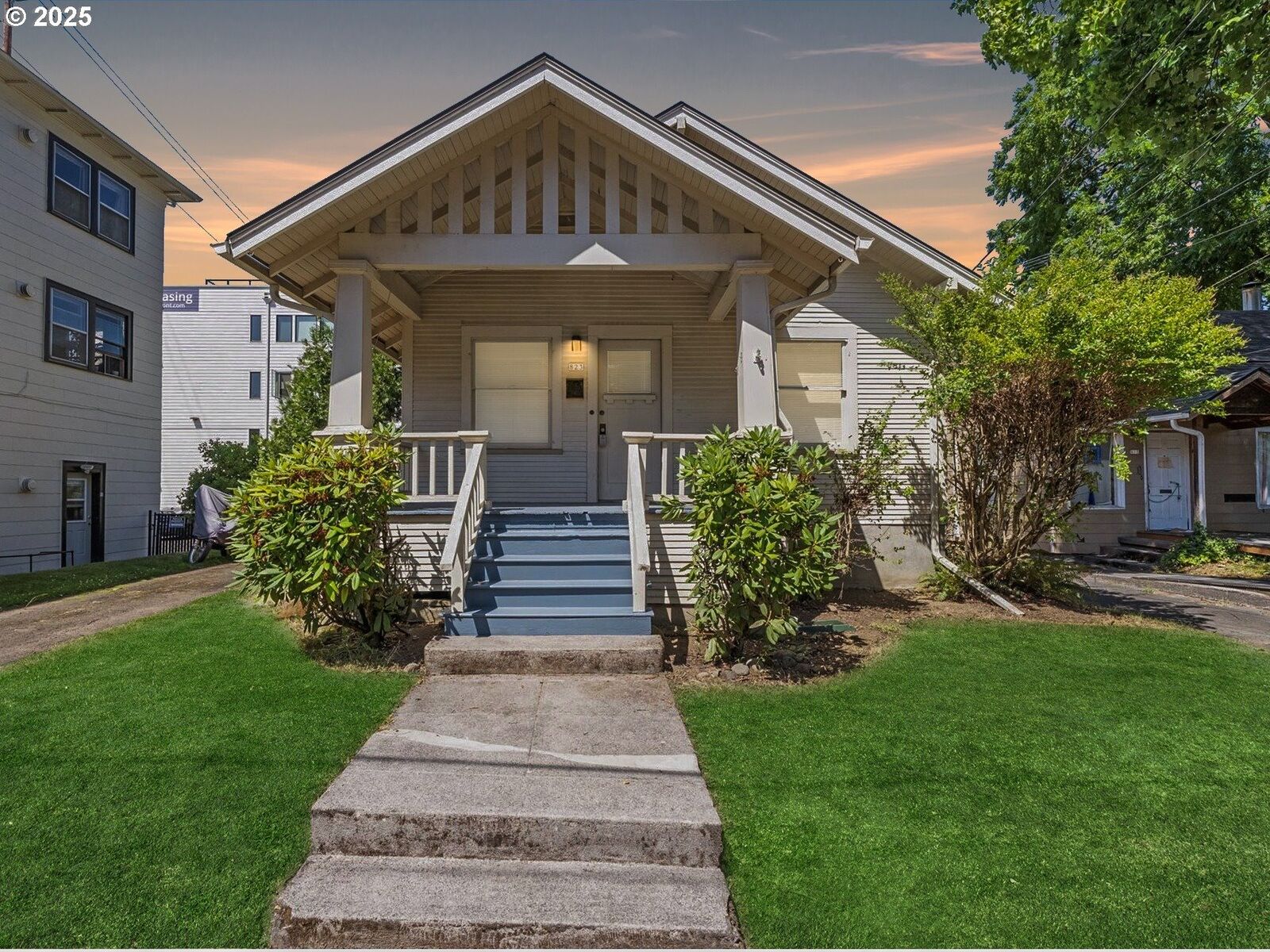 Property Photo: 823 SE 45th Ave OR 97215