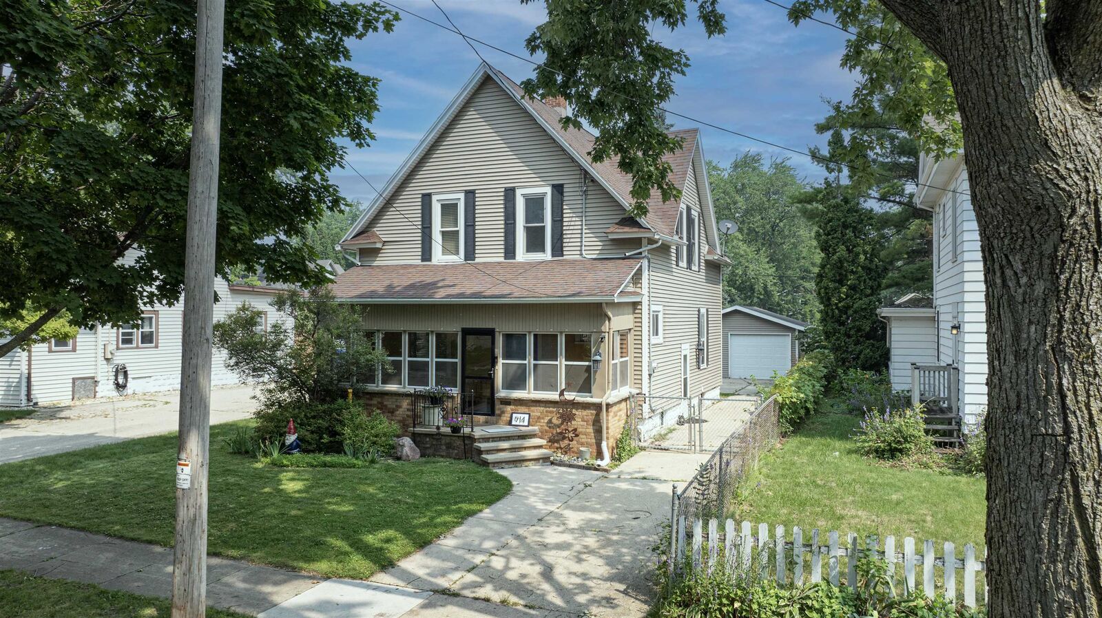 Property Photo: 914 W 4th Street WI 54914-5431