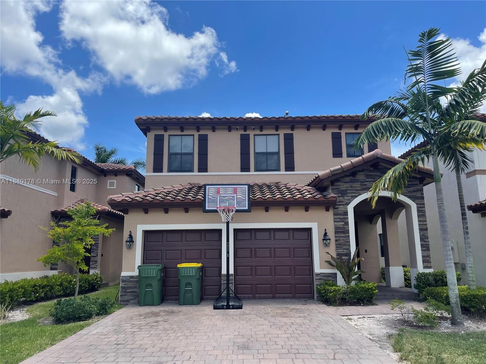 Property Photo:  2502 NE 1st St  FL 33033 
