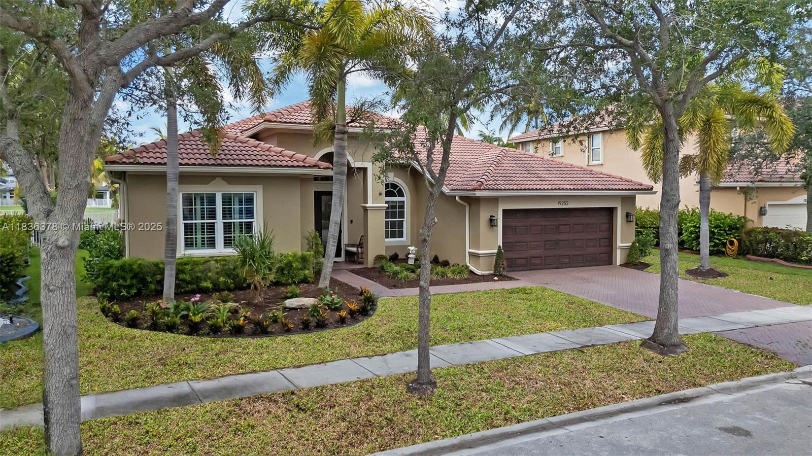 Property Photo:  19252 N Hibiscus St  FL 33332 
