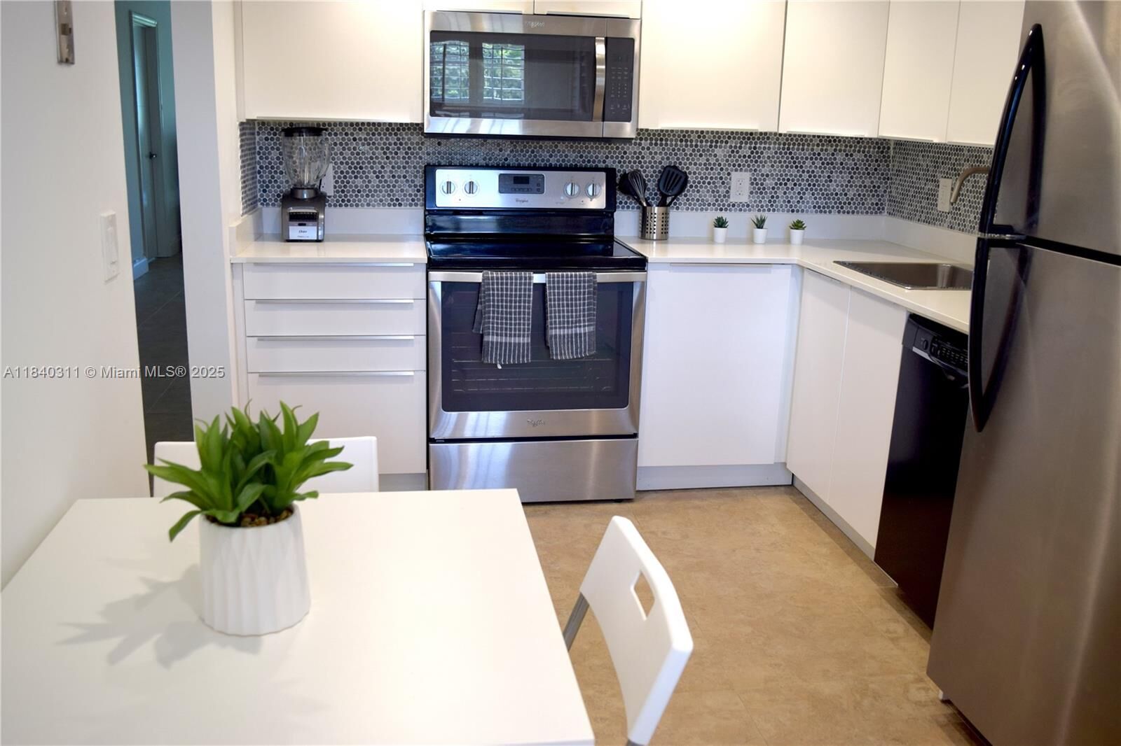 Property Photo: 3970 Oaks Clubhouse Dr 306 FL 33069