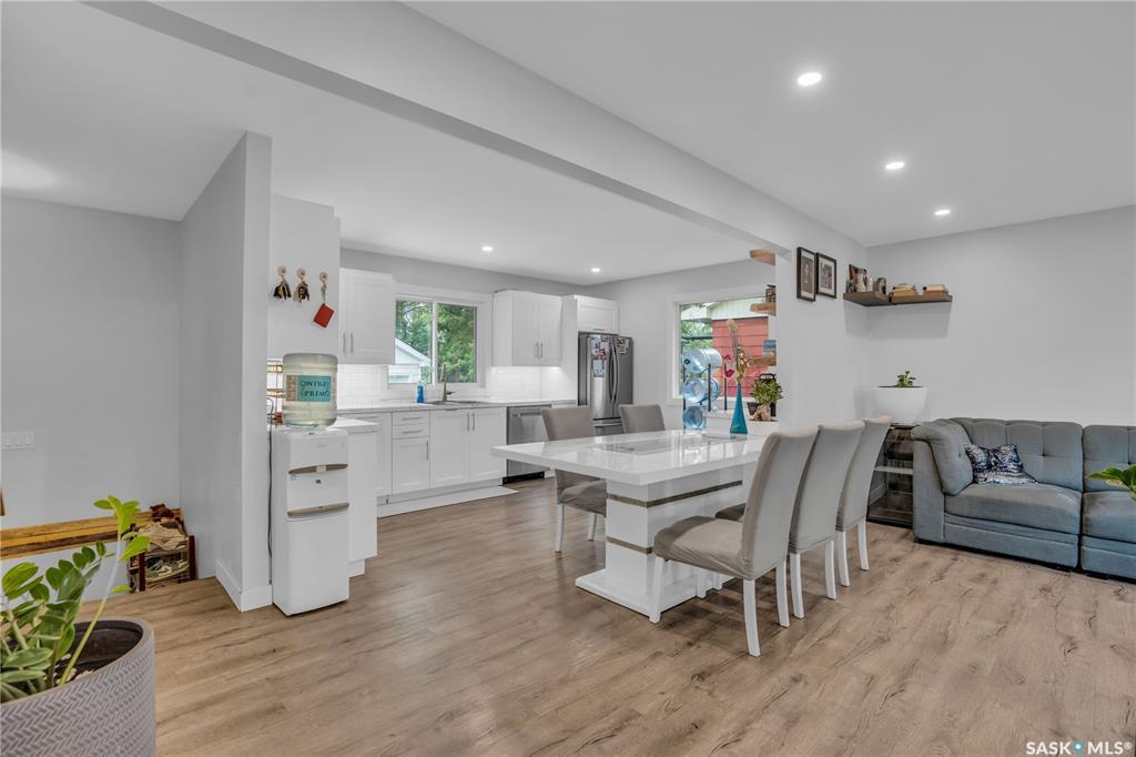 Photo de la propriété: 3515 Lang Avenue SK S4R 3V3