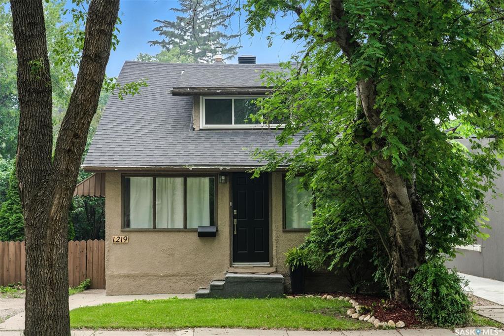 1219 B Avenue N  Saskatoon SK S7L 1G4 photo