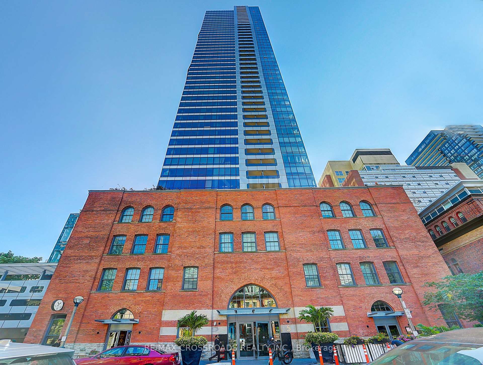Property Photo: 5 St Joseph Street 1604 ON M4Y 1Z3