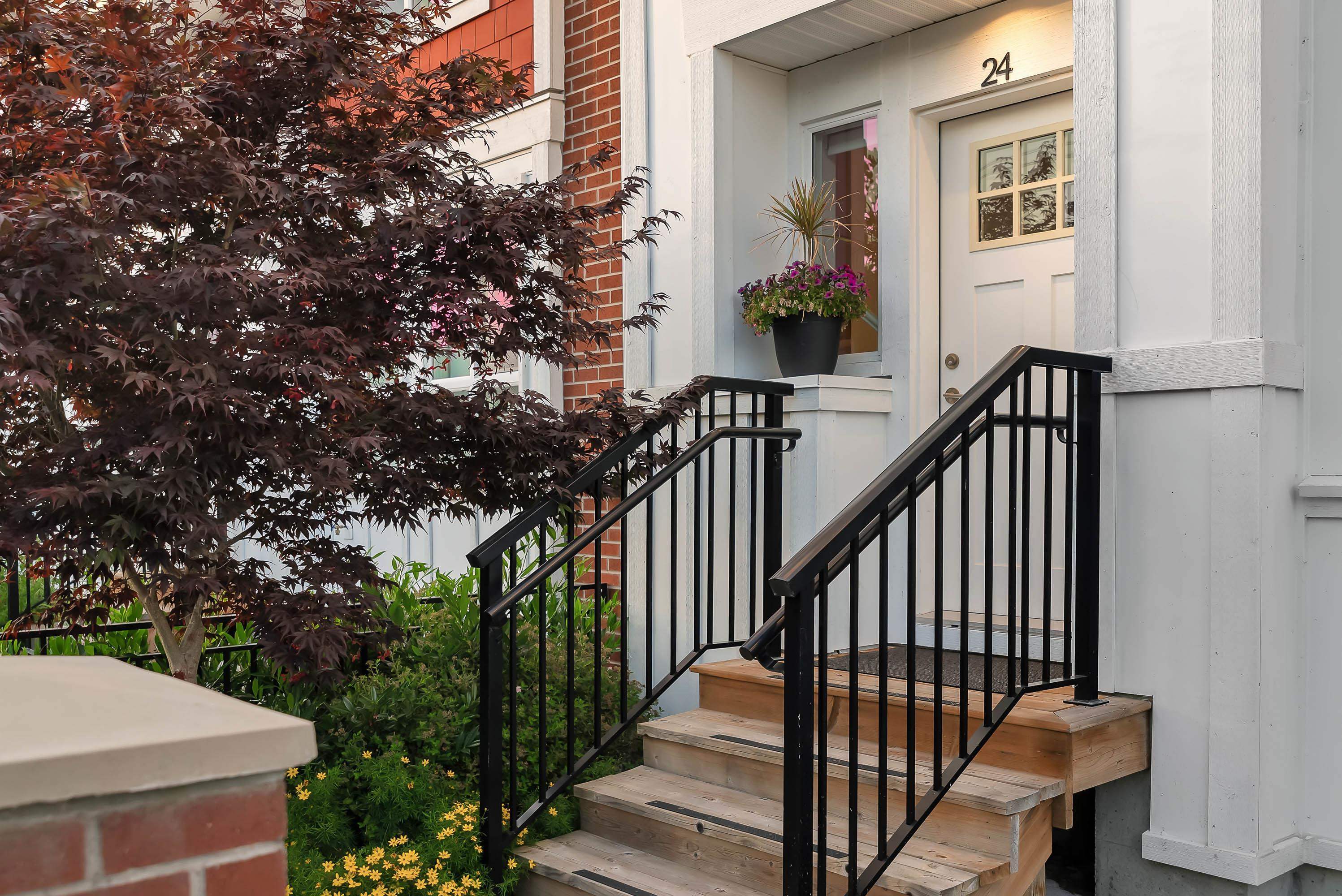 Property Photo: 16561 17A Avenue 24 BC V3Z 1J3