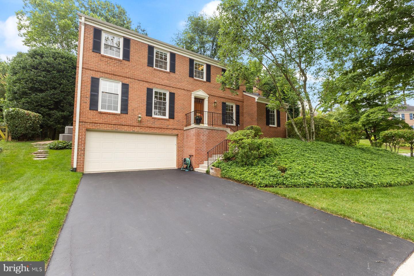 Property Photo: 17 Old Creek Court MD 20854