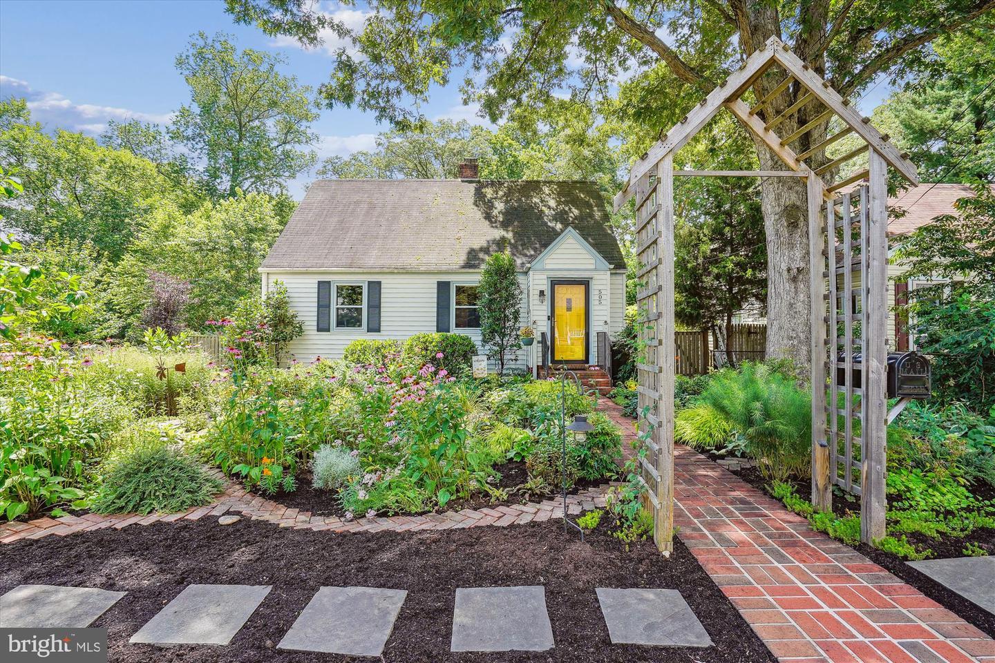 Property Photo:  505 Randolph Street  VA 22046 