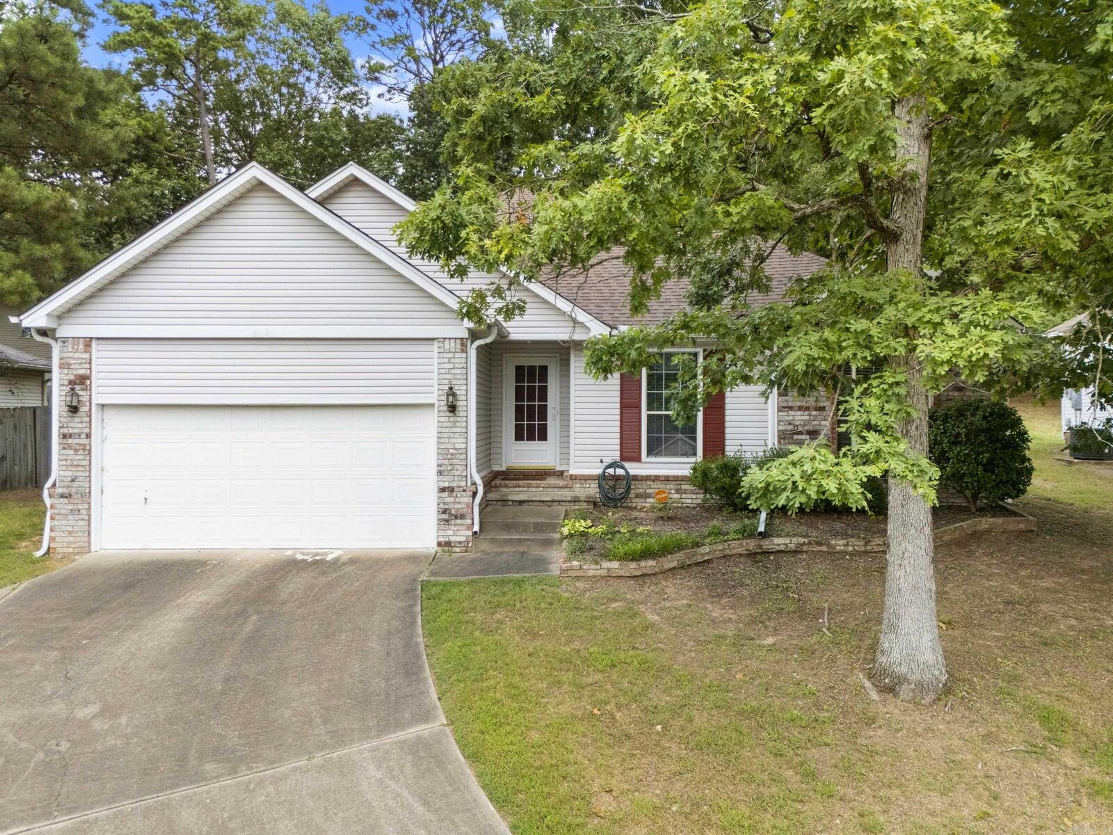 Property Photo: 1707 Point West Dr AR 72211