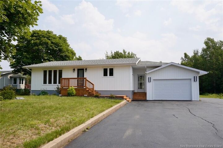 221 Rue Parc E  Beresford NB E8K 1V9 photo