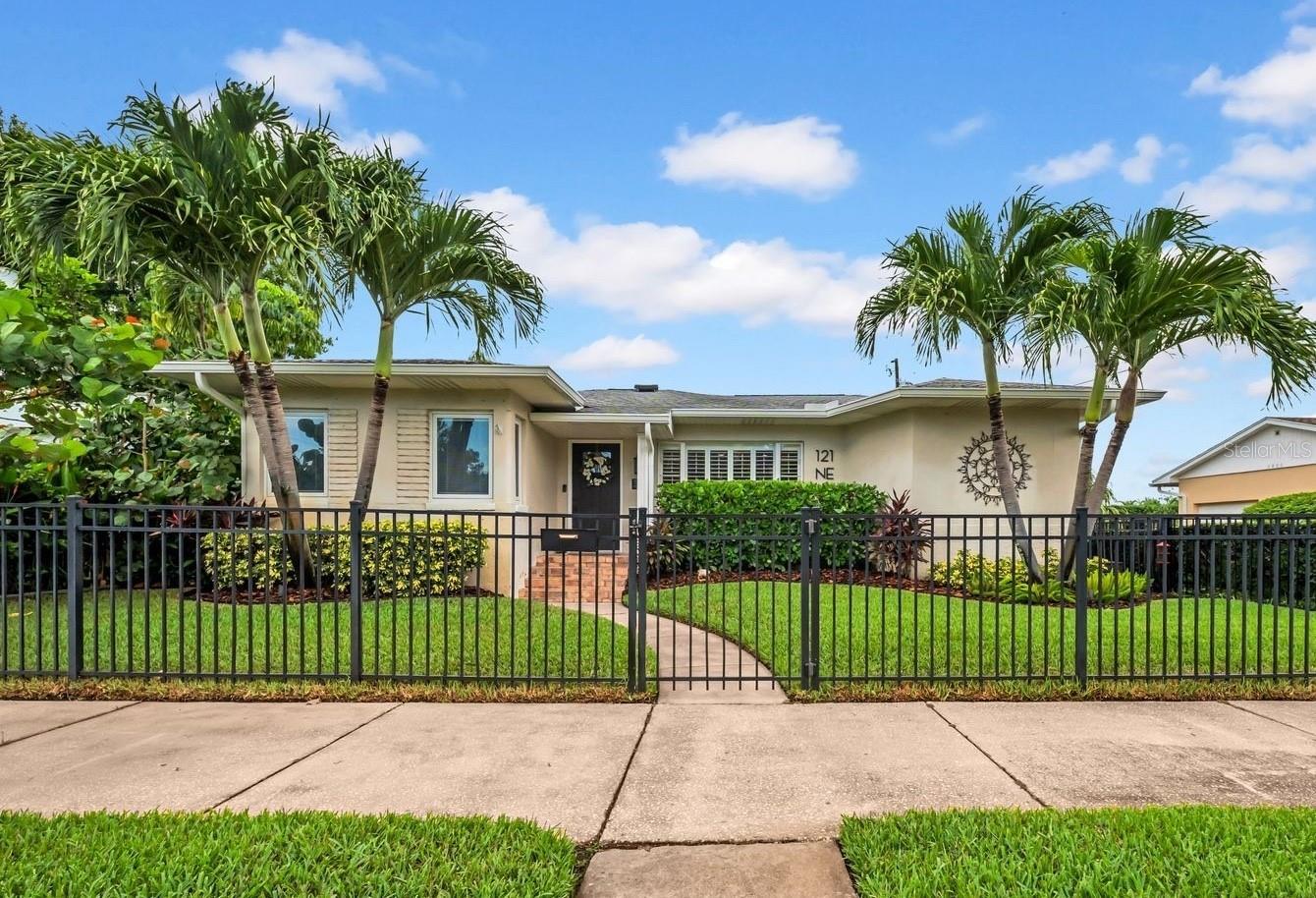 Property Photo:  121 28th Avenue NE  FL 33704 