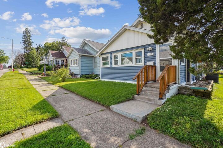 Property Photo: 927 S 9th Ave IA 50158