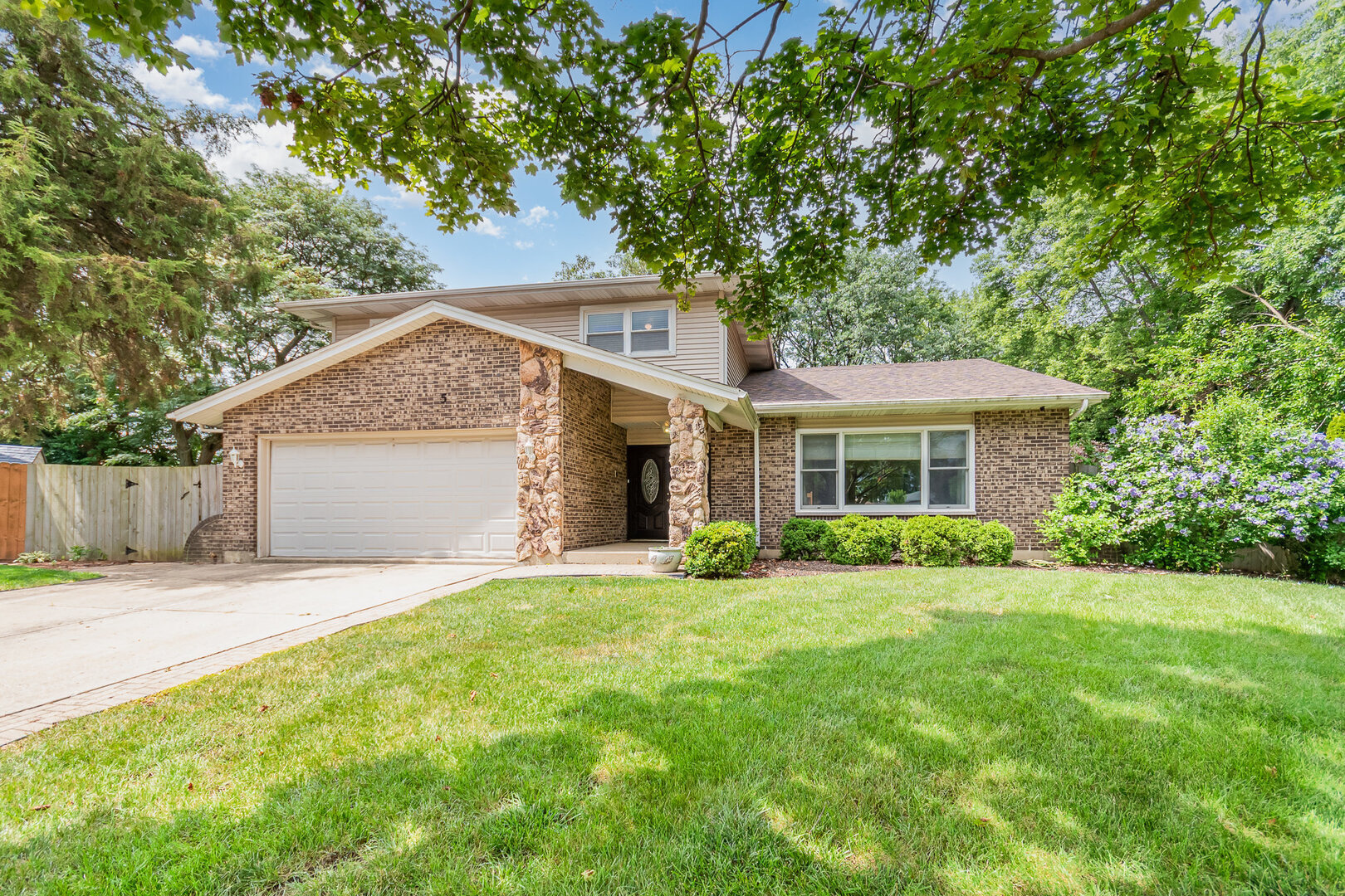 Property Photo:  5 Swan Circle  IL 60440 