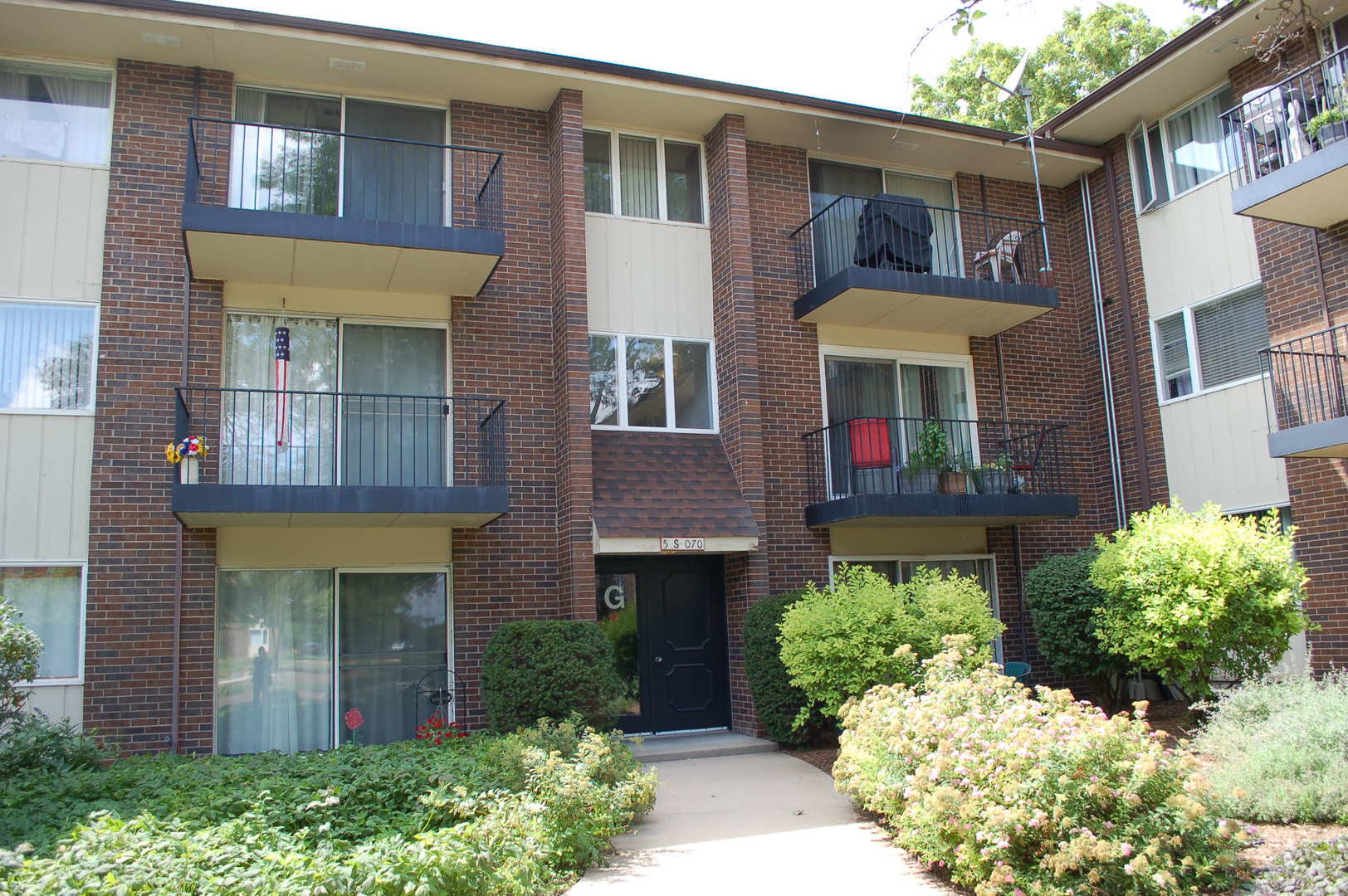 Property Photo:  5S070 Pebblewood Lane G-7  IL 60563 