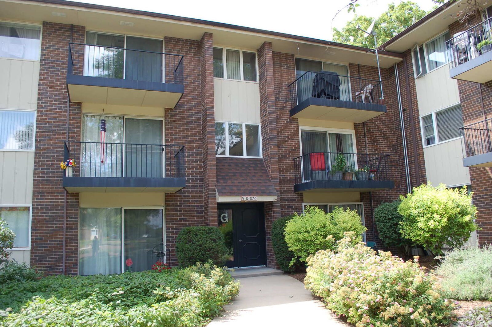 Property Photo: 5S070 Pebblewood Lane G-7 IL 60563