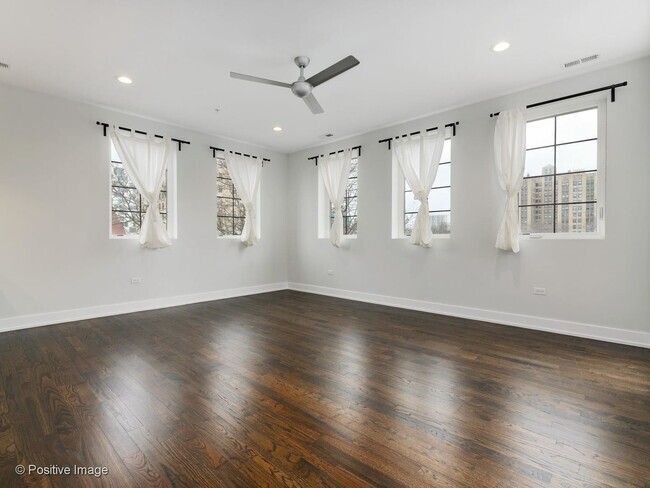 Property Photo:  5055 S Dorchester Avenue 206  IL 60615 