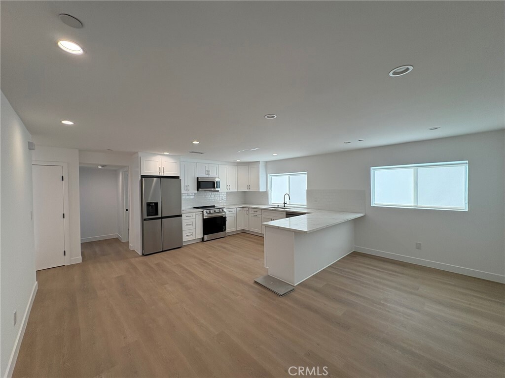 Property Photo:  14165 Calvert Street  CA 91401 