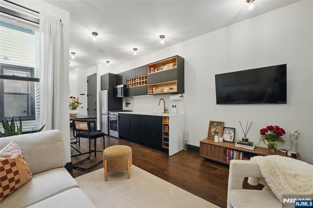 Property Photo:  43 Thorne Street 1B  NJ 07307 