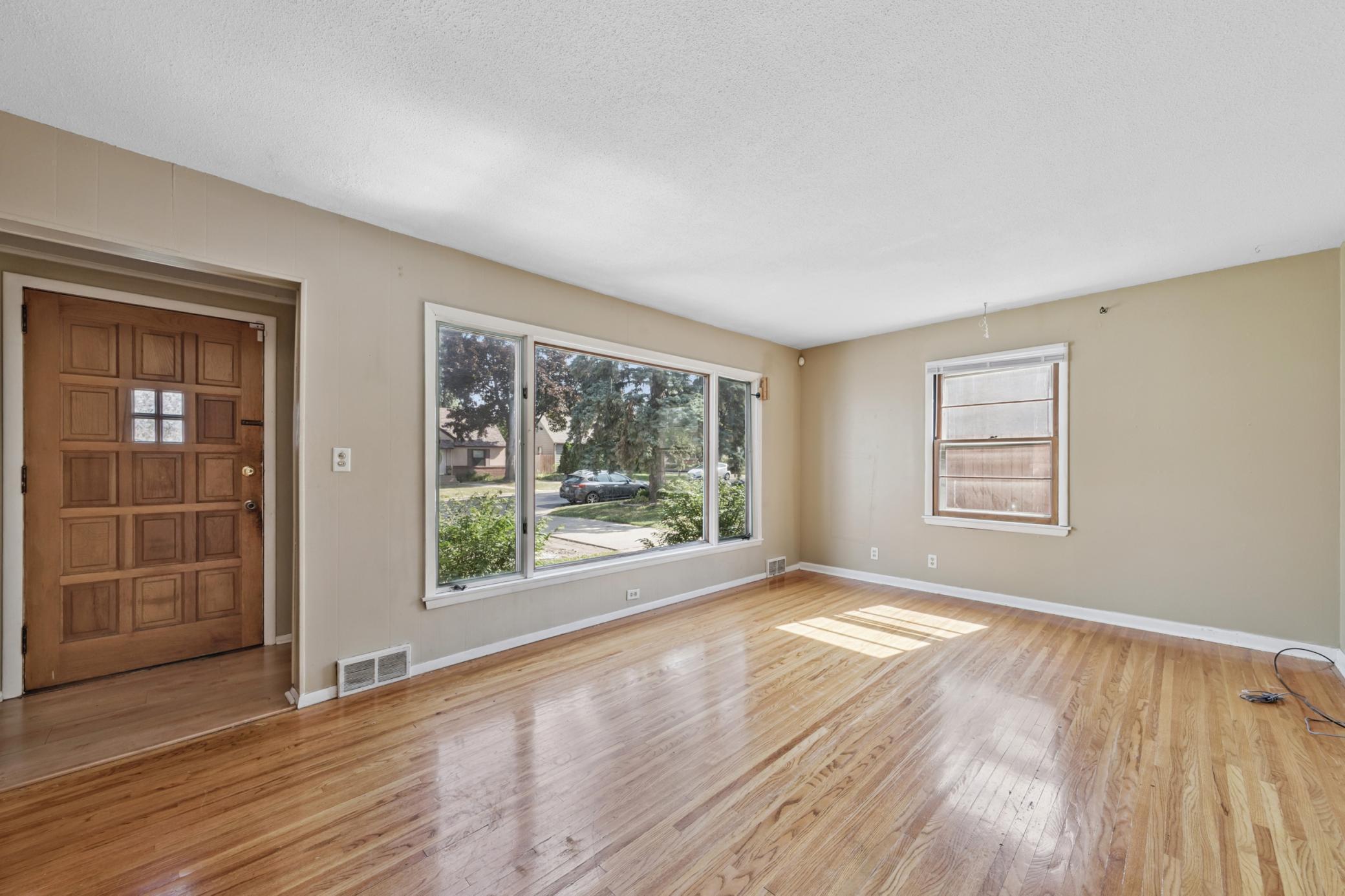 Property Photo:  1212 Lealand Road E  MN 55109 