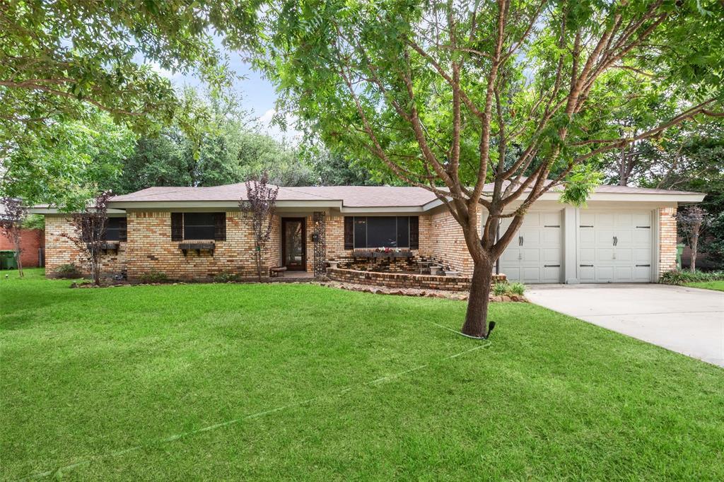 Property Photo: 7216 Winnell Way TX 76180