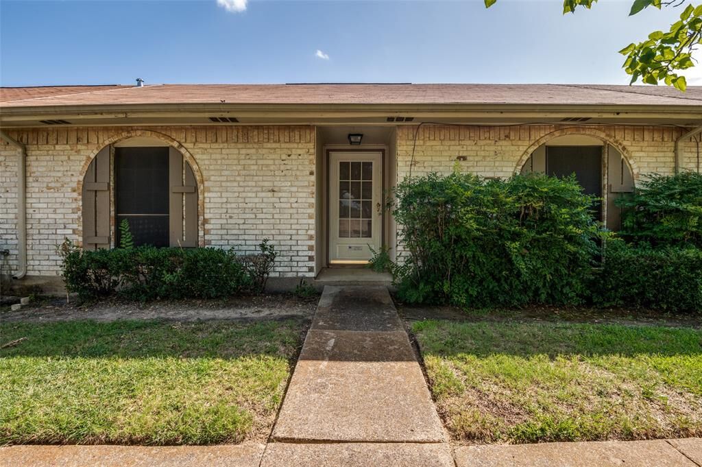 Property Photo:  3 W Mountain Creek Drive 5  TX 75052