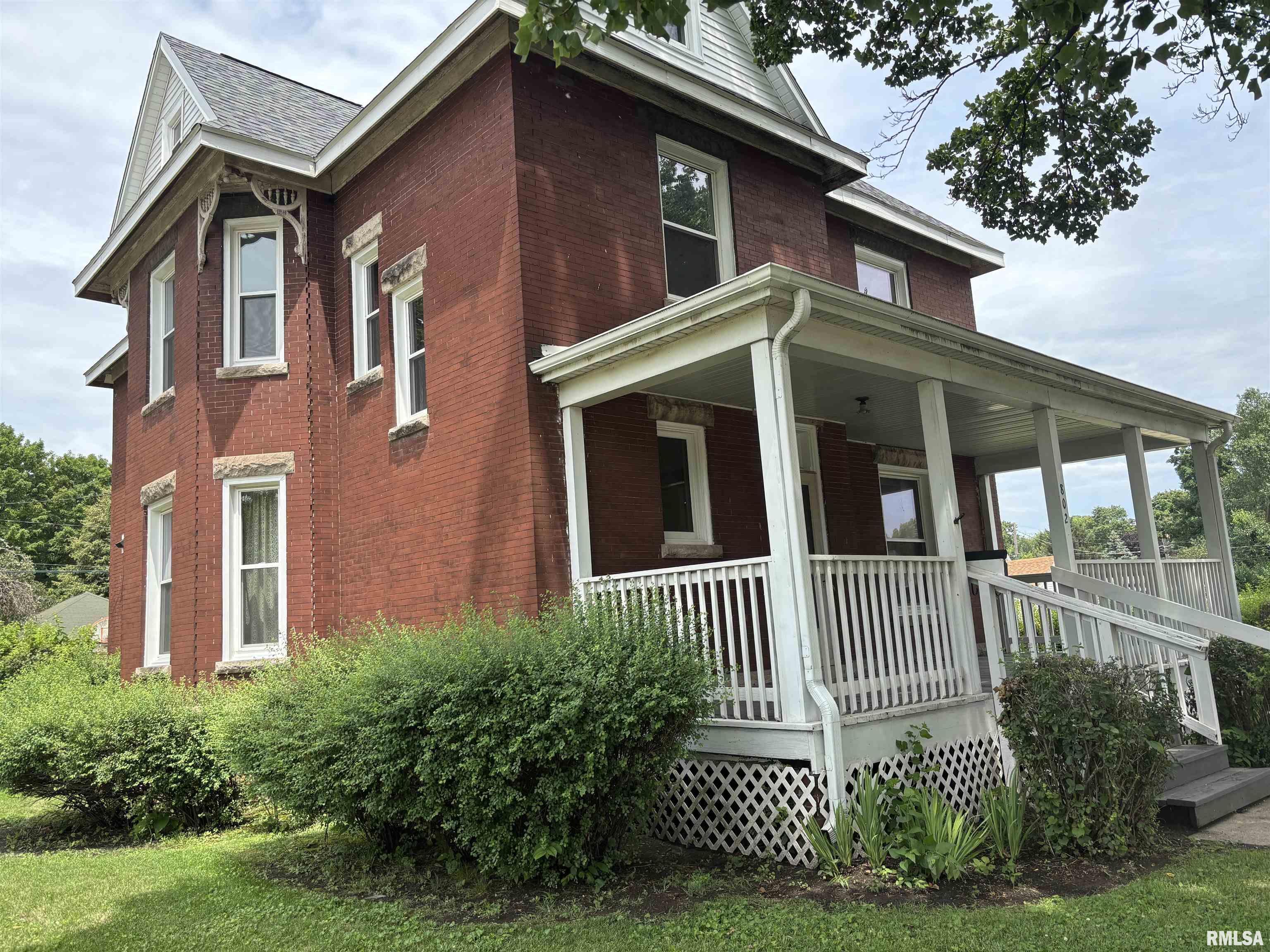 Property Photo: 802 W 4th Street IL 61081