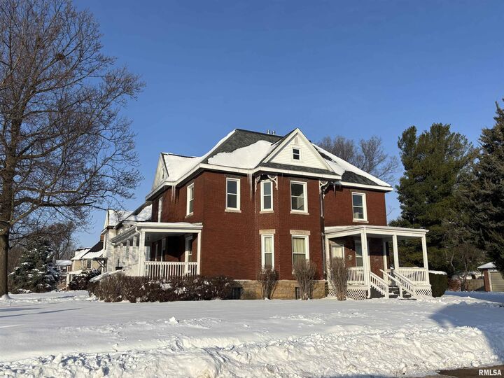 Property Photo:  802 W 4th Street  IL 61081 