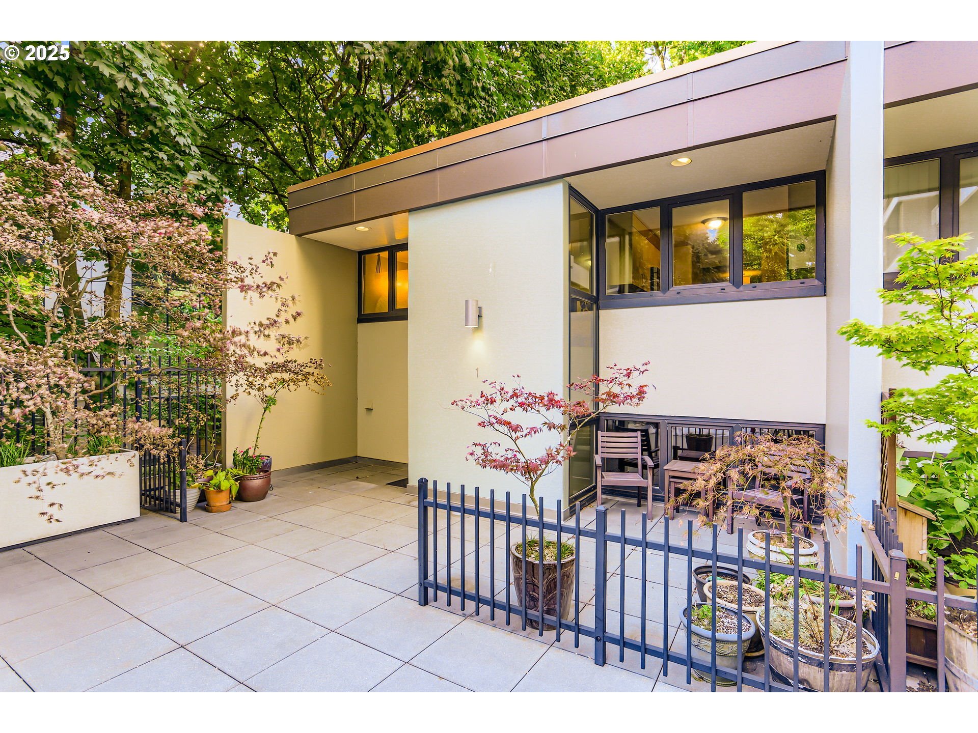 Property Photo: 255 SW Harrison St Th1 OR 97201