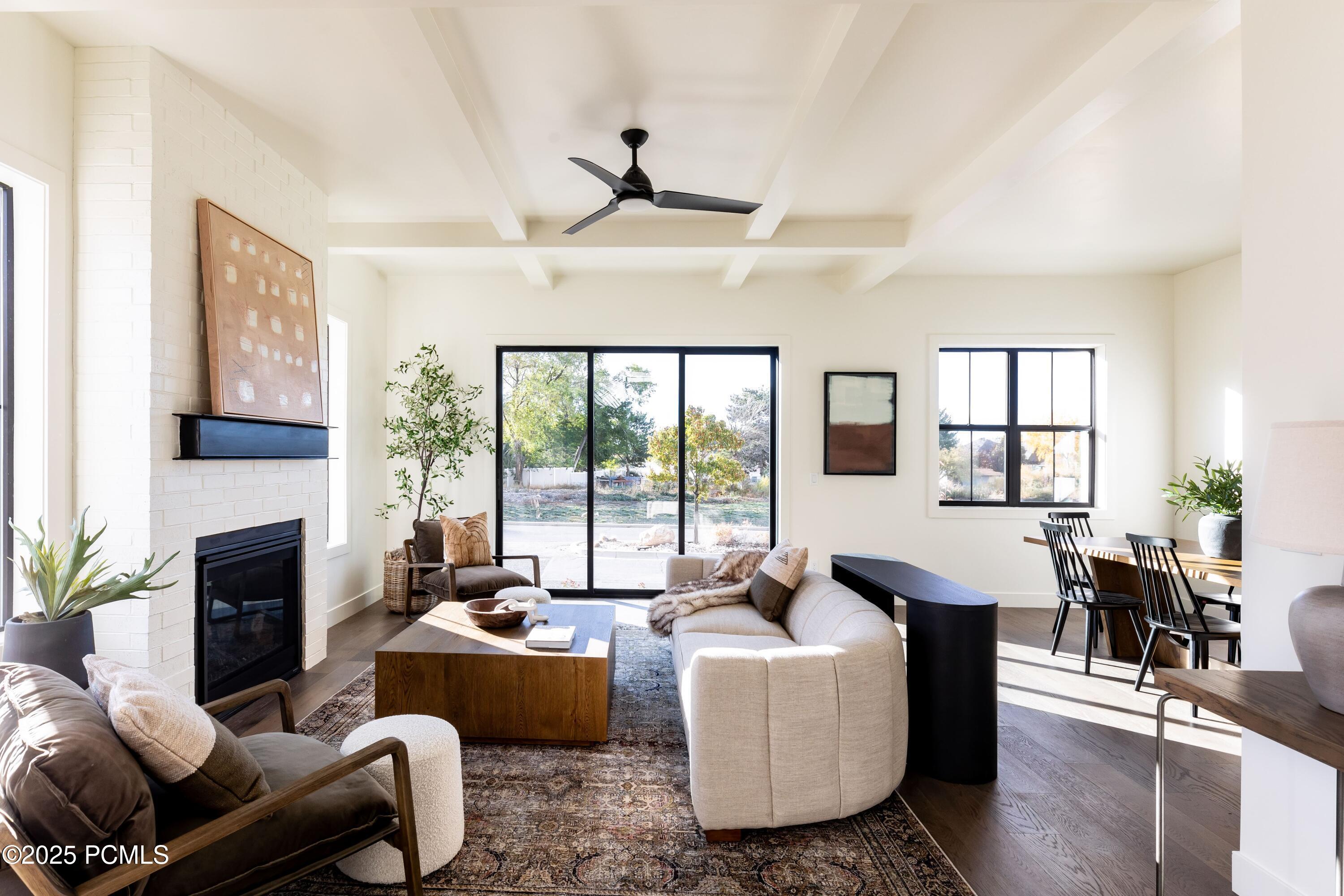 Property Photo: 1384 Mahogany Way UT 84098