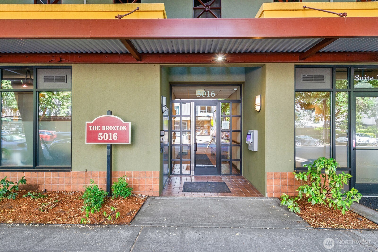 Property Photo: 5016 California Avenue SW 402 WA 98136