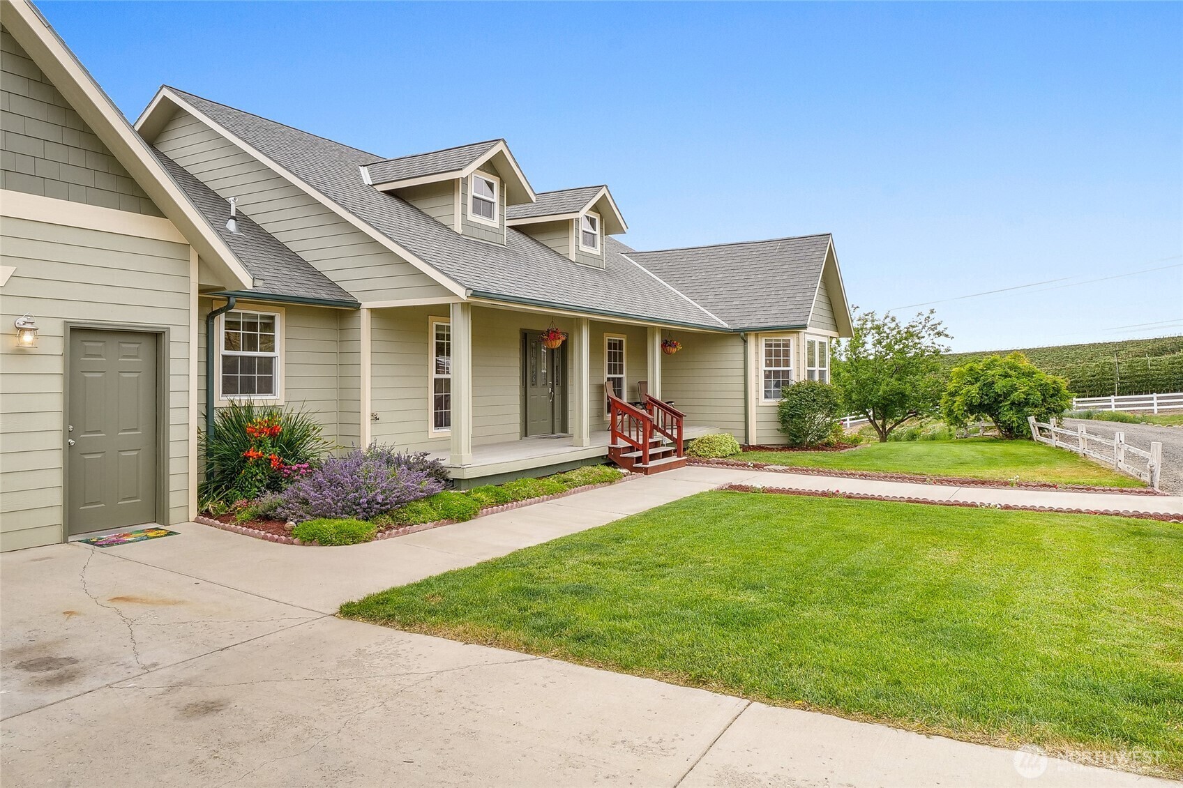 Property Photo:  201  Vanderbilt Road  WA 98926 