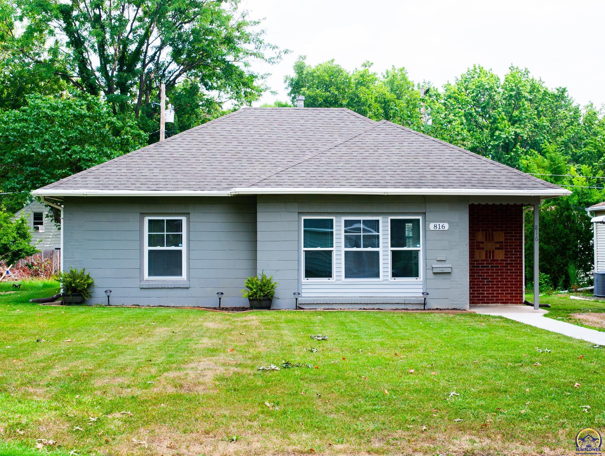 Property Photo:  816 SW Parkview St  KS 66606 