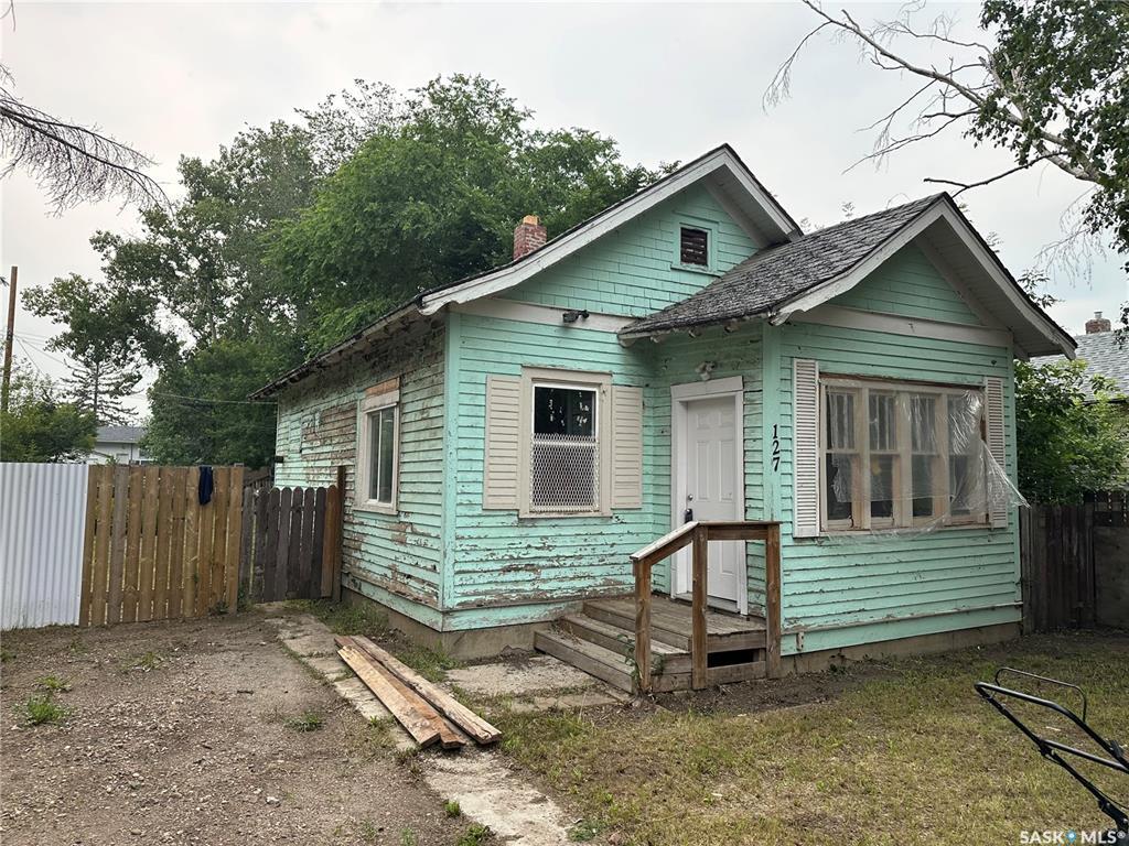 Property Photo: 127 S Avenue S SK S7M 2Z7