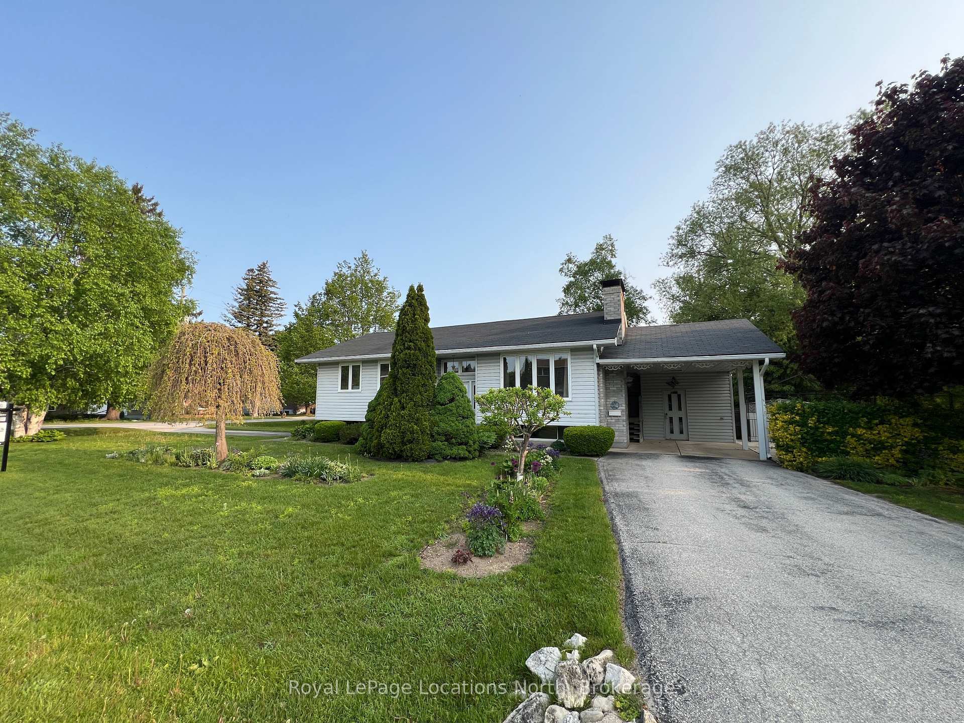 Property Photo: 211 Seventh Street ON L9Y 4R4
