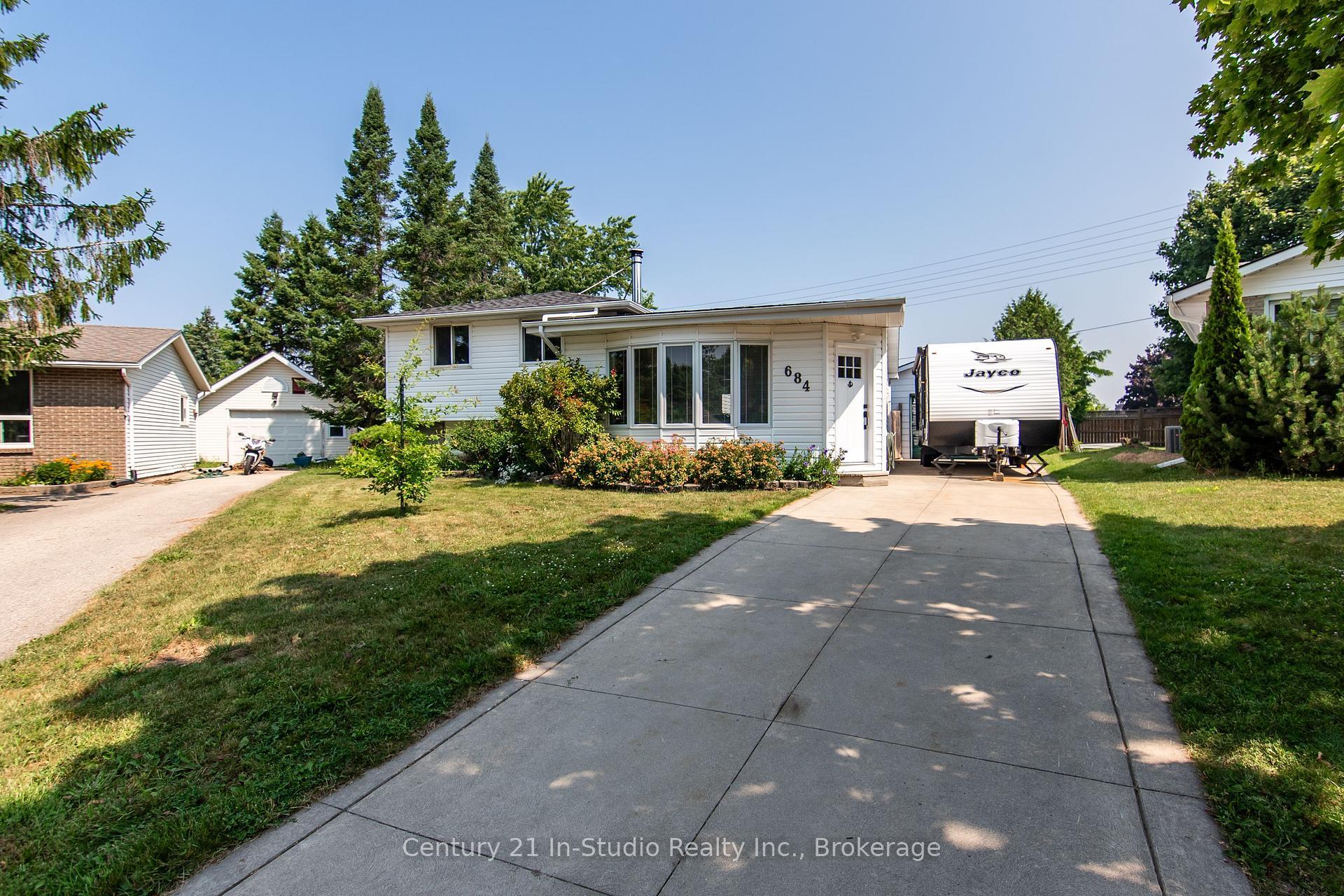 Photo de la propriété: 684 Johnston Crescent ON N2Z 1S4