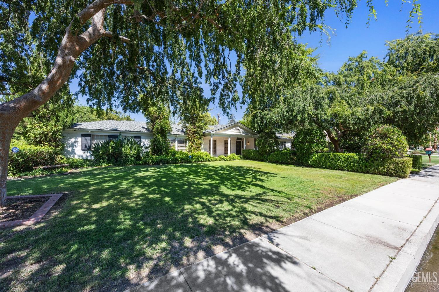 Property Photo: 719 Mannel Avenue CA 93263