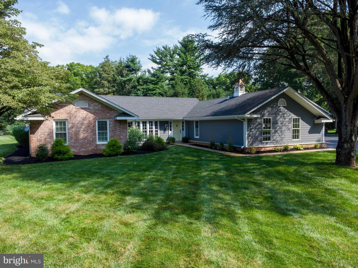 Property Photo: 628 Yorkshire Drive PA 17013