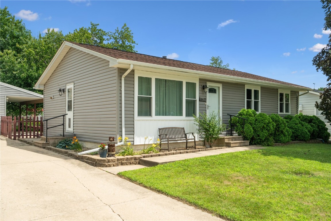 Property Photo: 1637 Elaine Drive NW IA 52405