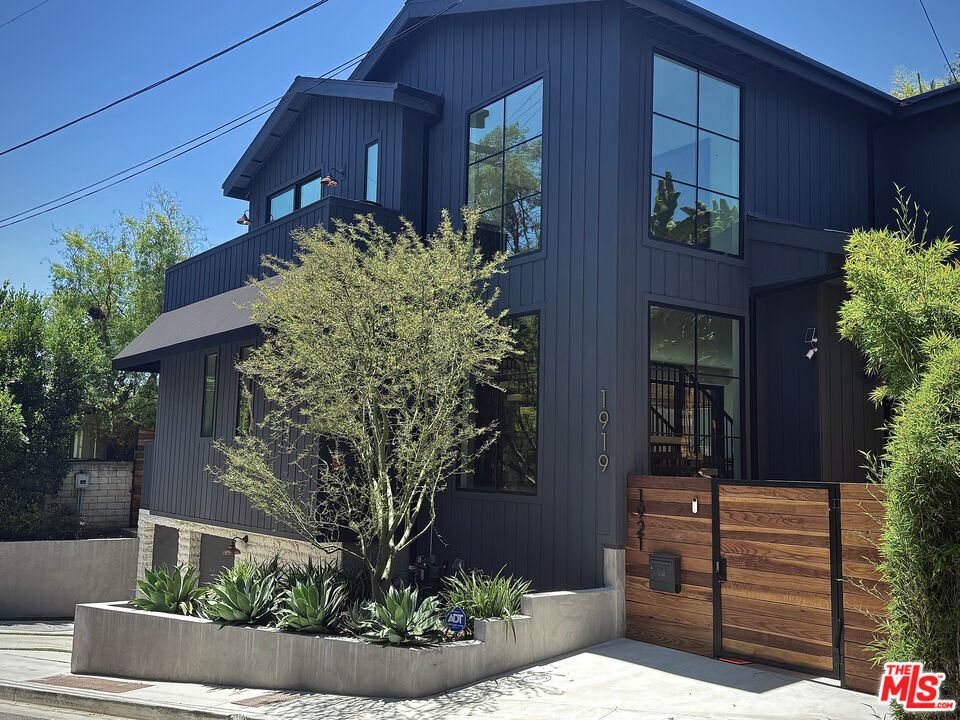Property Photo:  1919 Pinehurst Rd  CA 90068 