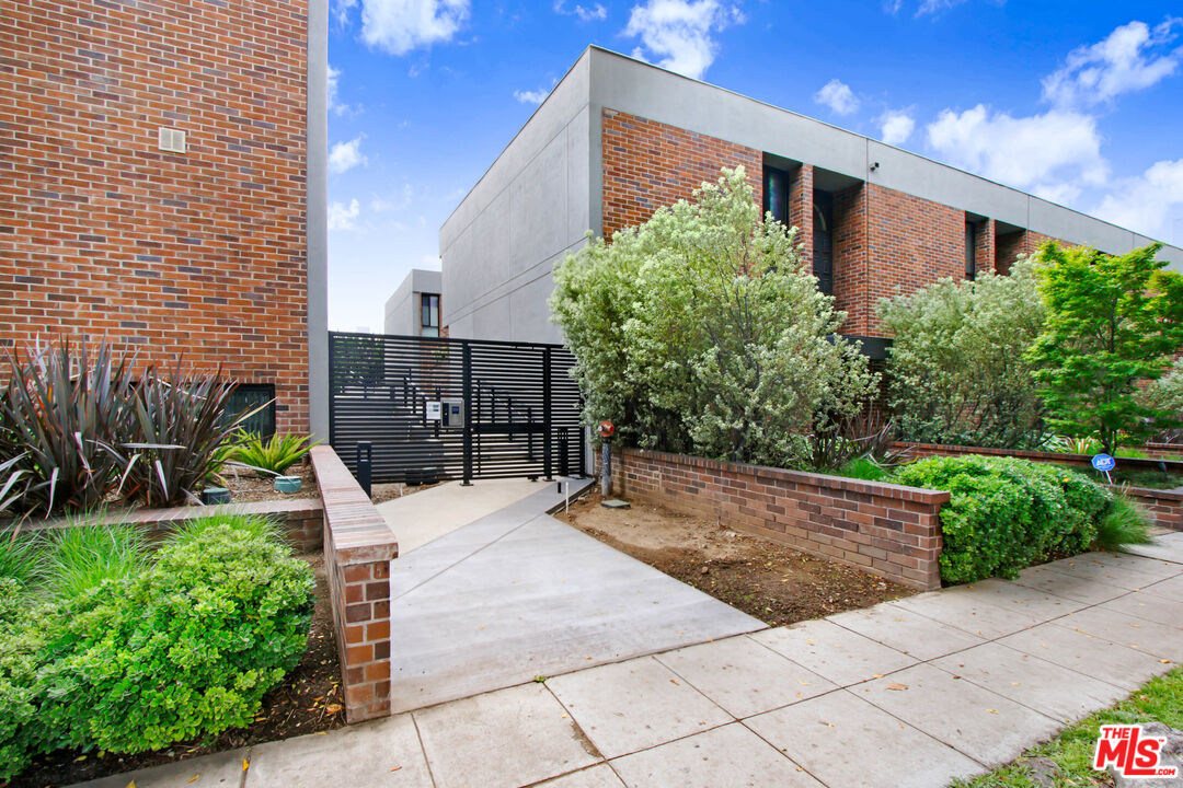 Property Photo: 9303 Burton Way CA 90210