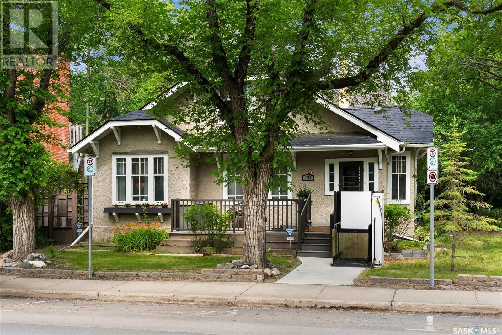 Property Photo: 1706 15th Avenue SK S4P 0Z7