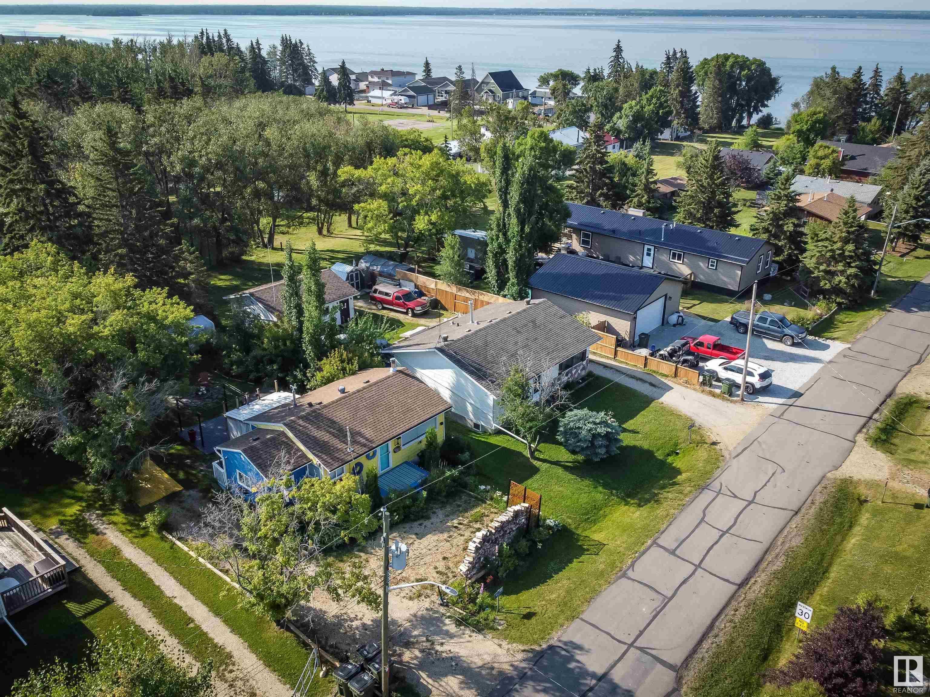 Property Photo:  303 3 Street  AB T0E 1A0 