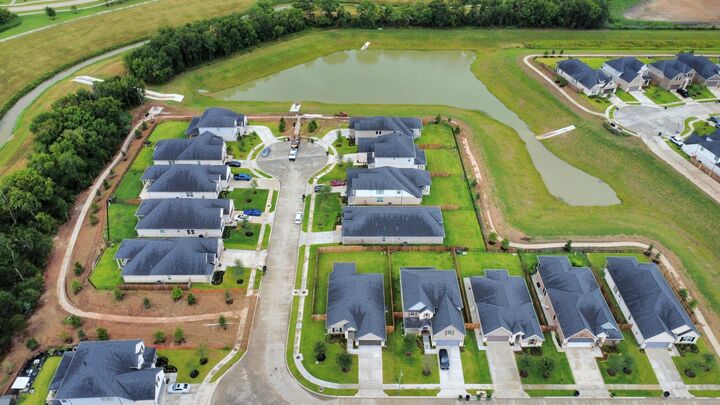 Property Photo: 1609 Willow Oak Way TX 77581