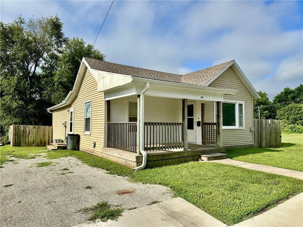 Property Photo: 310 E 17th Street MO 64683