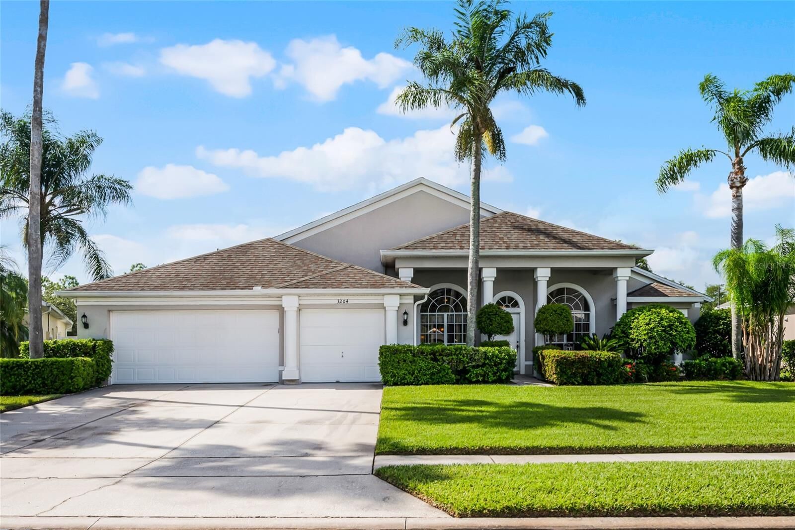 Property Photo: 3204 Hawks Ridge Point FL 34741